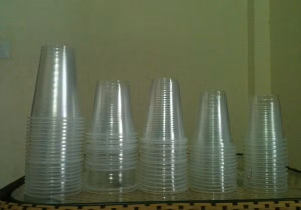 Nguy hiểm hơn, chất Styrene cũng có thể được giải phóng ngay cả khi bạn đựng thức ăn nguội trong hộp nhựa. Styrene không những gây dị tật thai nhi mà còn làm rối loạn hệ thần kinh và phá hủy ADN của con người. (Ảnh Vatgia)