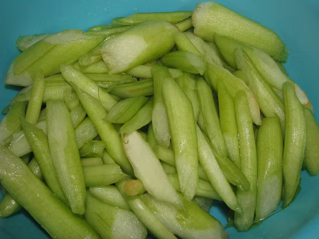 Bên cạnh đó, dọc mùng còn được cho là có liên quan đến tình trạng tăng acid uric trong máu. (Ảnh Lamsao)