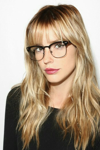 Sai lầm này khiến nhãn cầu phồng lên do mắt phải điều tiết để nhìn thấy mọi thứ xung quanh, đôi mắt vì thế mà ngày càng xấu đi. (Ảnh Pinimg)