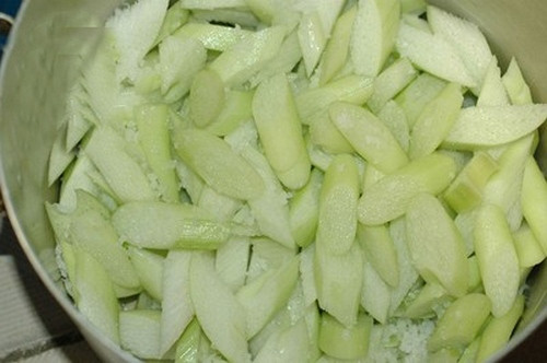 Ngoài ra, trong dọc mùng thường có các chất gây ngứa cho cơ thể. Do đó, nếu không sơ chế cẩn thận sẽ dẫn đến tình trạng dị ứng sau khi ăn dọc mùng. (Ảnh Cungbanvaobep) 