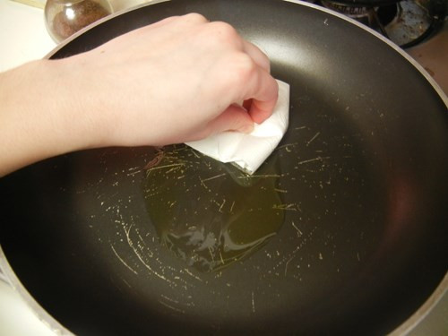 Nhất là khi nấu nướng, nhiệt độ cao làm cho chất keo này bị phân hủy và phát tán chất độc hại, gây nguy hiểm cho người sử dụng. (Ảnh Bonoi)