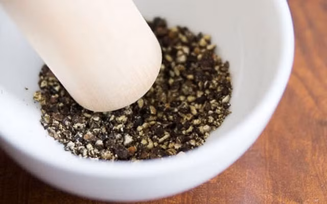 Nghiêm trọng hơn, hạt tiêu có thể gây ra hiện tượng di ứng, ngứa ngáy ở những người có làn da nhạy cảm. Ảnh Cooky.