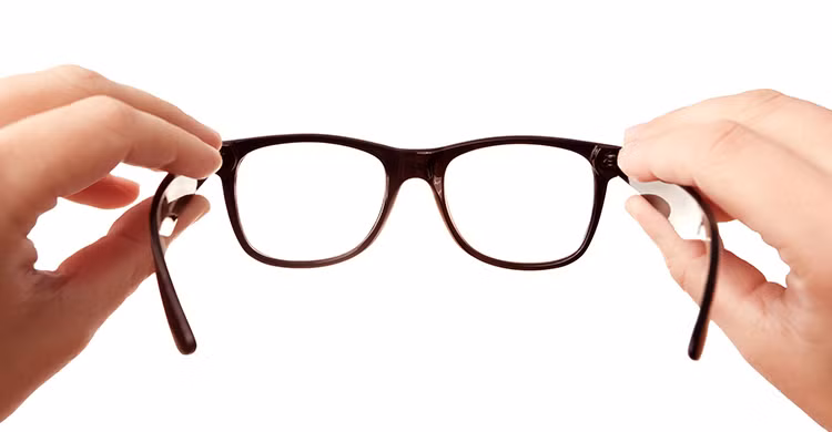 Nhiều người bị cận thị có thói quen đeo kính 24/24h với suy nghĩ đeo kính liên tục sẽ giúp mắt tăng độ chậm lại. (Ảnh Pinimg)