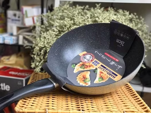 Một trong những hợp chất được phủ lên bề mặt chảo là PTFE - một chất có đặc tính tự nhiên trơn bị phân hủy ở nhiệt độ 260-350 độ C. (Ảnh Alicdn)