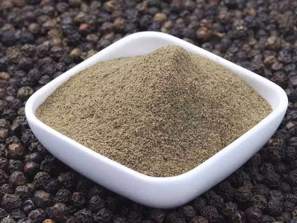 Bên cạnh đó, tiêu thụ lượng lớn hạt tiêu có thể gây ra các vấn đề về đường tiêu hóa như đau bụng,...Ảnh Solonew.