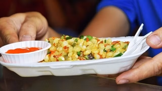 Với giá thành vừa rẻ và tính tiện dụng cao, hộp xốp xuất hiện nhan nhản tại các cửa hàng bán đồ ăn trên khắp cả nước. (Ảnh Videohay)