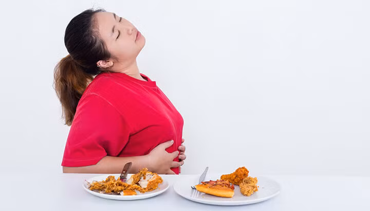 Việc ăn nhanh diễn ra trong thời gian dài thậm chí có thể gây ra một số hậu quả nghiêm trọng hơn như loét đại tràng, ung thư đại tràng. Ảnh Thealternativedaily.