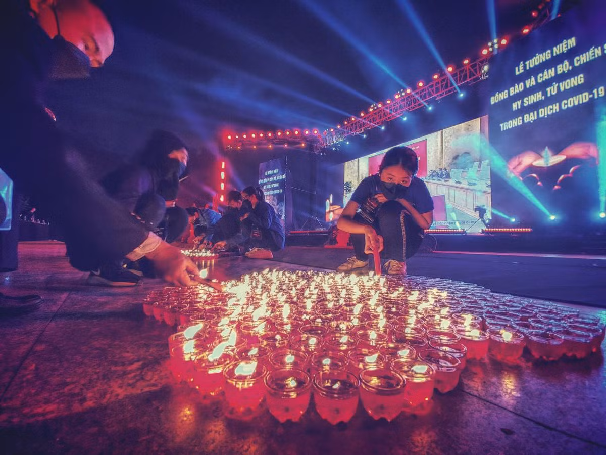 Khoảng 20h, sân khấu chính tại Công viên Thống Nhất tổ chức Lễ tưởng niệm đồng bào và cán bộ, chiến sỹ hy sinh, tử vong trong đại dịch Covid-19 đã sẵn sàng.