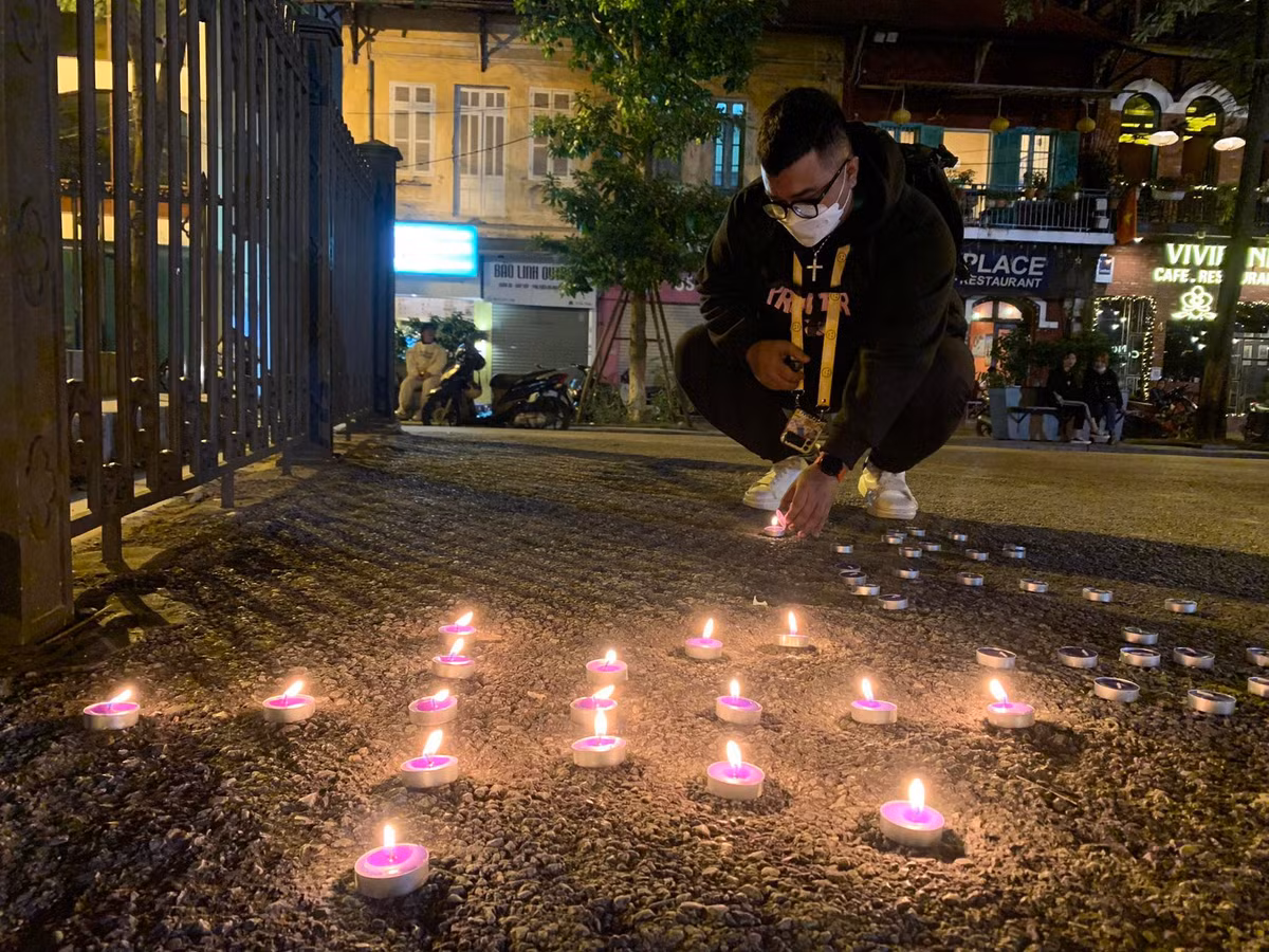 Bạn trẻ thắp nến tại Nhà Thờ lớn tưởng nhớ đồng bào, chiến sĩ qua đời vì Covid-19.