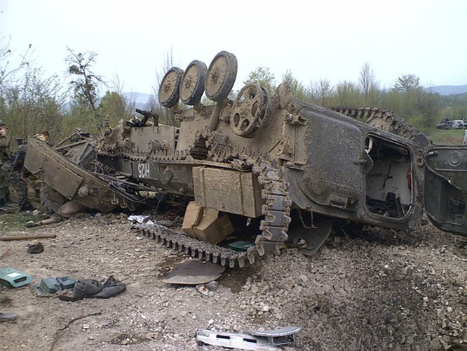 Tuy nhiên một vài chuyên gia khác không vội vàng "chôn vùi" T-80, họ tin rằng tổn thất về thiết bị và nhân lực, đặc biệt là trong trận đánh tại Grozny phần lớn là do tính toán sai lầm của chỉ huy.