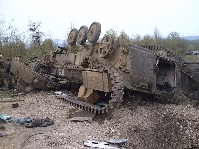 Tuy nhiên một vài chuyên gia khác không vội vàng "chôn vùi" T-80, họ tin rằng tổn thất về thiết bị và nhân lực, đặc biệt là trong trận đánh tại Grozny phần lớn là do tính toán sai lầm của chỉ huy.