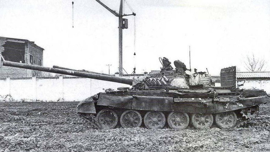 Thứ hai, các tướng lĩnh Nga đã coi các phiến binh Chechen là một nhóm ô hợp không có khả năng chiến đấu, nhưng hóa ra trong hàng ngũ của họ có nhiều cựu sĩ quan của quân đội Liên Xô.