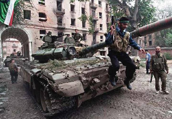 Một điểm cộng nữa của T-80 là khả năng cơ động phi thường của nó, khiến chiếc xe tăng này trở thành chiến xa nhanh nhất của quân đội Liên Xô.