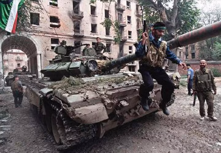 Một điểm cộng nữa của T-80 là khả năng cơ động phi thường của nó, khiến chiếc xe tăng này trở thành chiến xa nhanh nhất của quân đội Liên Xô.