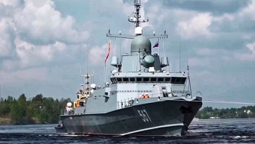 Điển hình có thể kể ra đây là các tàu chiến nhỏ nhưng có hỏa lực mạnh thuộc Dự án 22800 lớp Karakurt hay Dự án 21631 lớp Buyan-M, bên cạnh đó là tàu chiến cỡ trung bình thuộc Dự án 21381 lớp Steregushchy.