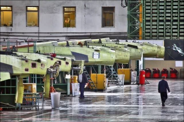 Trong những năm gần đây, do sự chậm trễ nghiêm trọng trong quá trình phát triển và sản xuất máy bay chiến đấu nội địa HAL Tejas của Ấn Độ; cùng với việc hết niên hạn khai thác của một số loại máy bay chiến đấu chính trong Không quân Ấn Độ; như việc loại biên hoàn toàn số MiG-27, đã dẫn đến thiếu hụt về số lượng máy bay chiến đấu.