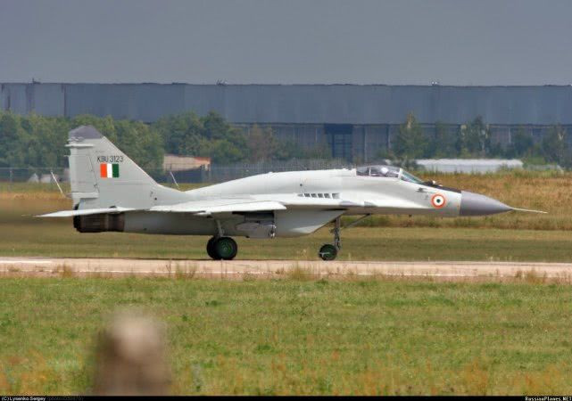 Không quân Ấn Độ đã có kinh nghiệm khai thác, sử dụng MiG-29 từ lâu, hiện họ đang khai thác hơn 60 chiếc MiG-29, được biên chế thành 3 phi đội và đều đã được nâng cấp lên tiêu chuẩn UPG.