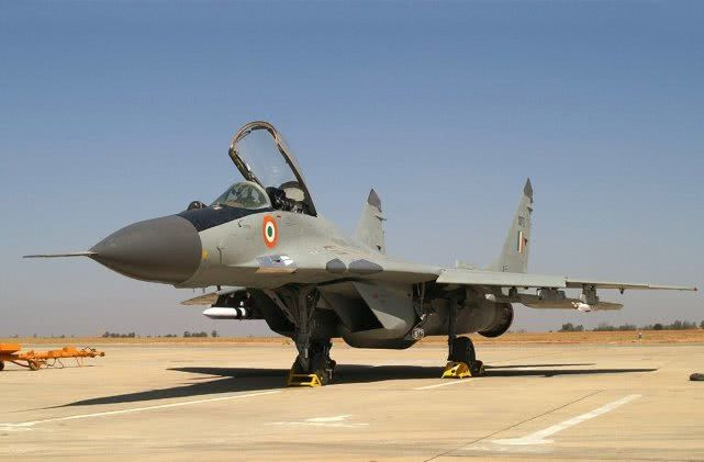 MiG-29UPG thực sự là phiên bản MiG-29SMT của Ấn Độ, bằng cách lắp đặt thêm thùng nhiên liệu dạng "bướu", ở bụng phía sau của máy bay, nhằm tăng lượng dầu đem theo; như vậy vấn đề bán kính hoạt động quá ngắn của MiG-29 kiểu cũ đã được giải quyết hoàn toàn.