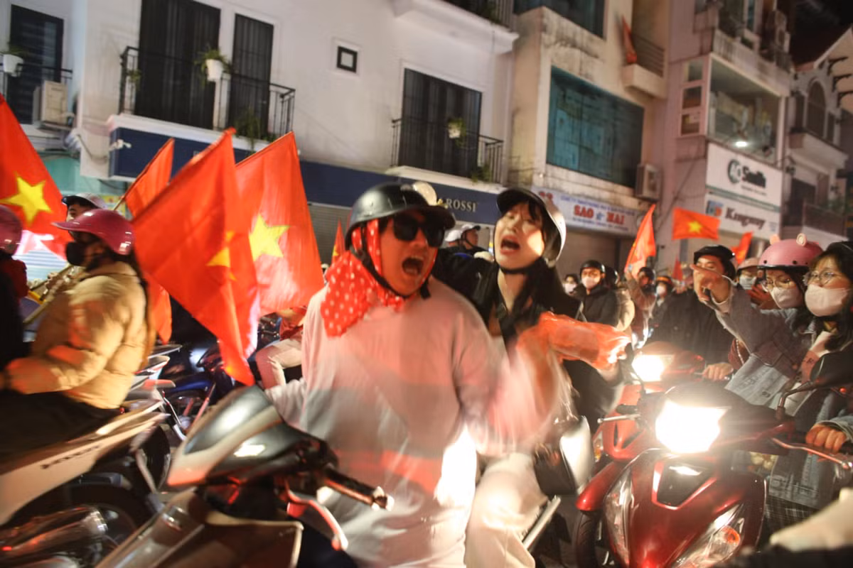 Sau chiến thắng và dành chức vô địch của đội tuyển bóng đá quốc gia Việt Nam trên đất Thái Lan, hàng nghìn người dân Hà Nội đã tràn ra đường để "đi bão" ăn mừng chiến thắng.