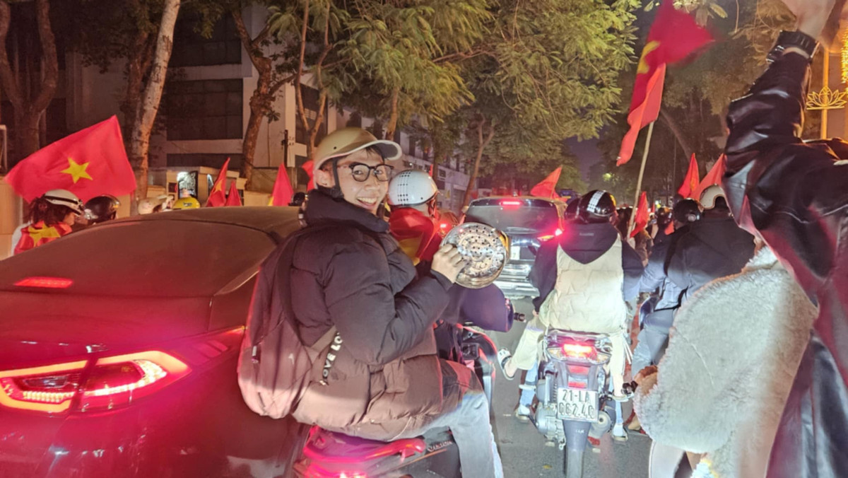 Niềm vui và niềm tự hào sau trận bóng đá thể hiện rõ trên khuôn mặt của các cổ động viên.