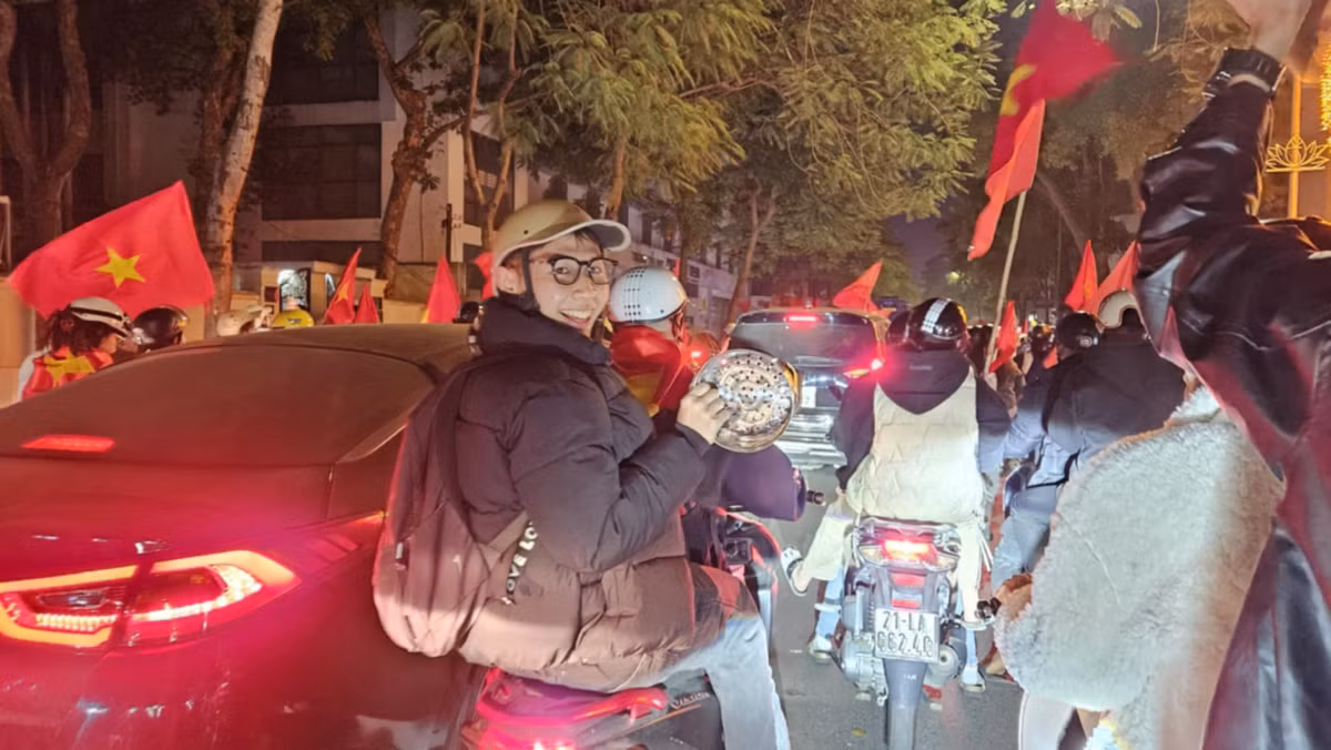 Niềm vui và niềm tự hào sau trận bóng đá thể hiện rõ trên khuôn mặt của các cổ động viên.