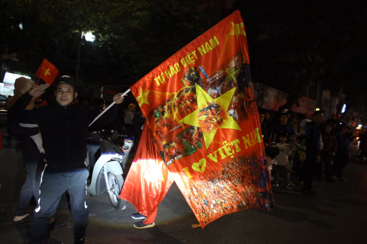 Tình yêu với bóng đá Việt Nam luôn được thể hiện.