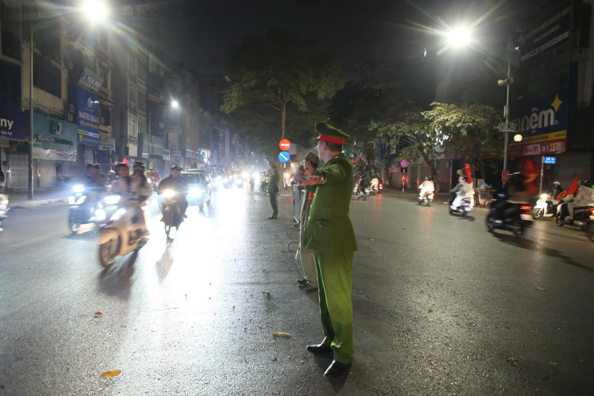 Tại các vị trí giao thông trọng điểm Kim Mã - Nguyễn Thái Học, lực lượng chức năng vẫn luôn bố trí 100% các bộ, dân quân tự vệ để đảm bảo an ninh, giao thông.