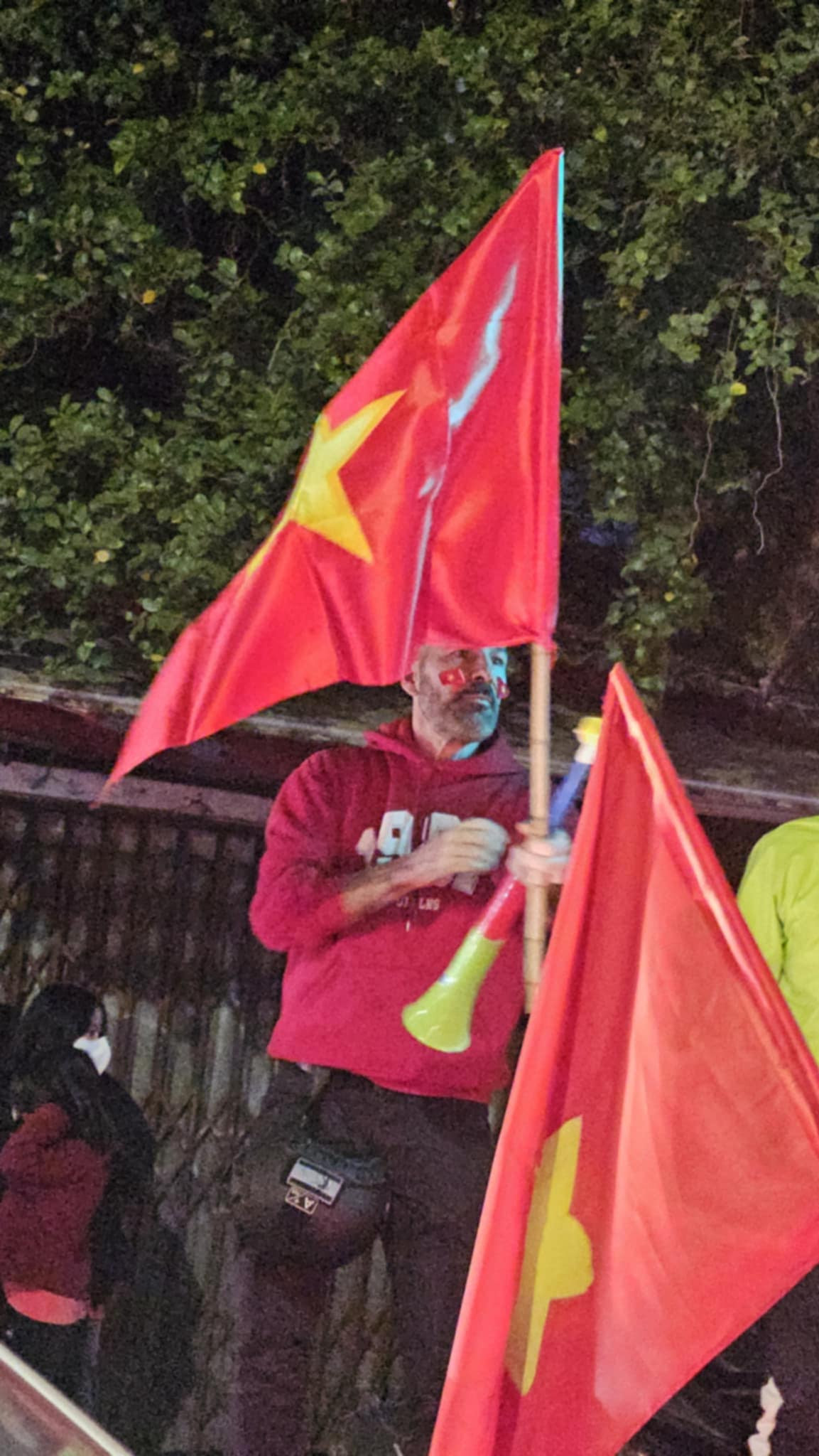 Những cổ động viên đến từ nước ngoài cũng hoà vào không khí "đi bão".