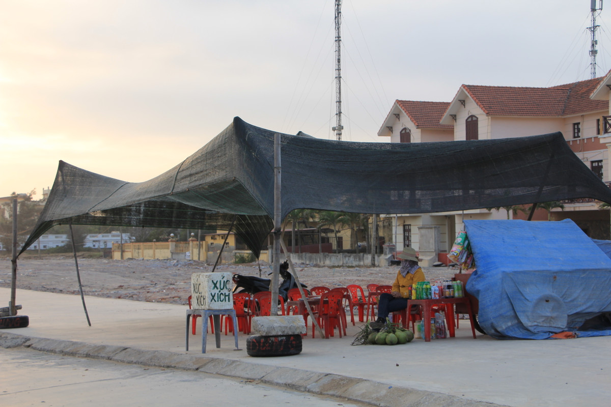 Mặc dù thưa vắng khách, nhưng một số người dân địa phương vẫn cố gắng bám trụ bằng các quán cóc dọc đường.