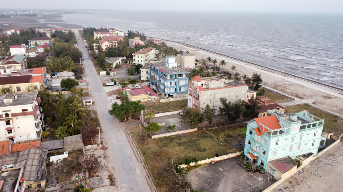 Tuy nhiên, tại bãi biển từng được mệnh danh là "thiên đường sung sướng" này vẫn đang tồn tại các công trình xuống cấp, bỏ hoang, không có hoạt động du lịch.