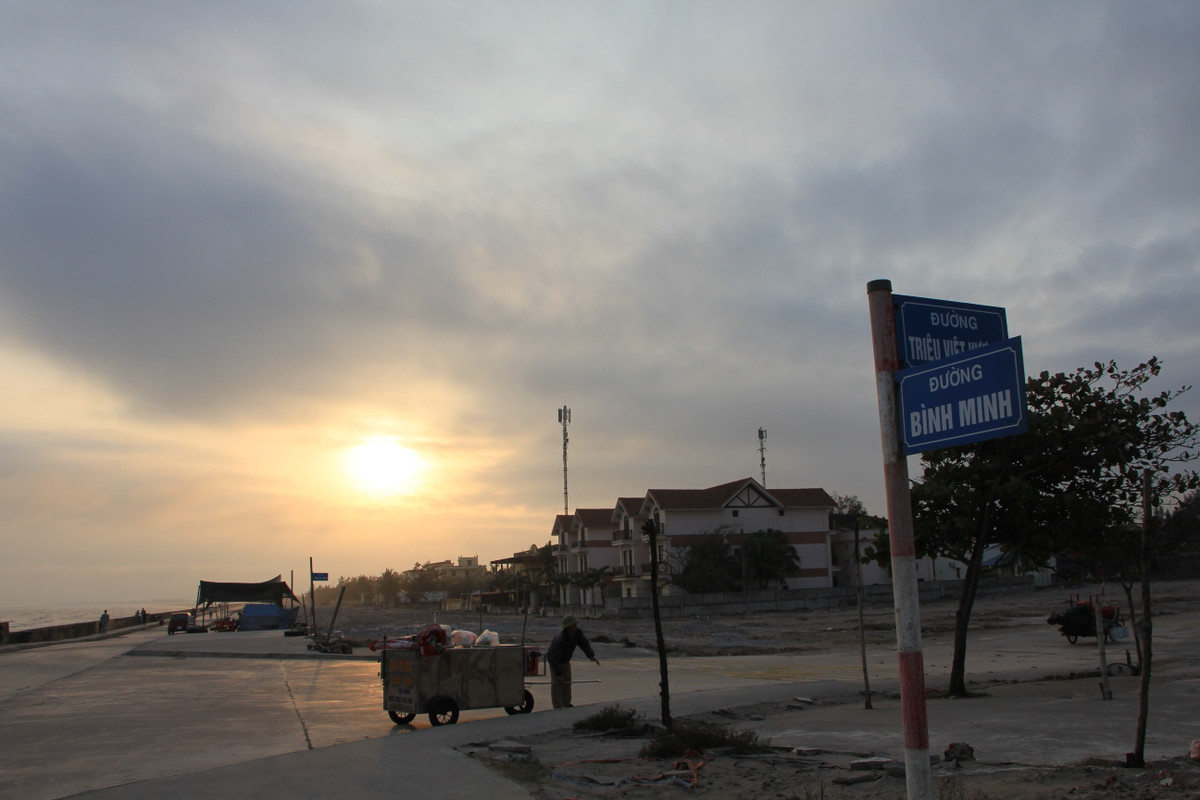 Các cung đường tại bãi biển Quất Lâm đã được gắn biển tên. Hình ảnh các số thứ tự gắn với các ki ốt đã không còn.