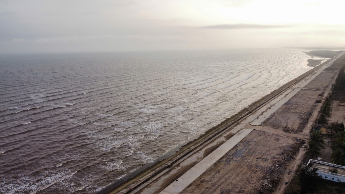  Bãi biển Quất Lâm (huyện Giao Thuỷ, tỉnh Nam Định) đang dần "thay da đổi thịt" khi hàng trăm ki ốt dịch vụ sập xệ, lấn chiếm không gian biển đã bị san phẳng.