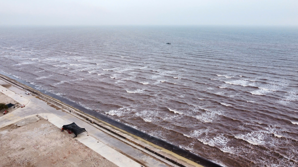 Bãi biển Quất Lâm càng đượm buồn khi chưa có dự án đầu tư mới thay thế cho các ki ốt dịch vụ bình dân.