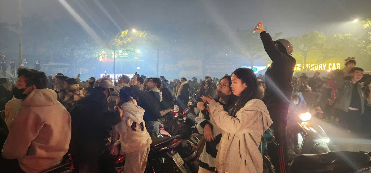 Màn bắn pháo hoa chào mừng năm mới 2025 tại khu vực Mỹ Đình thu hút sự quan tâm của đông đảo người dân Thủ đô.