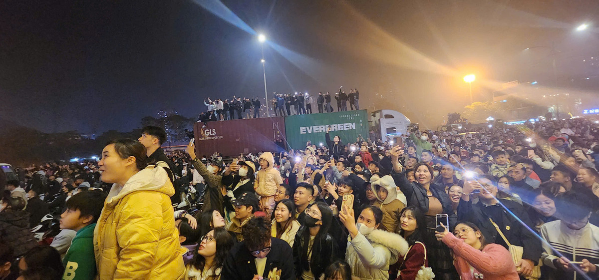 Do lượng người đổ dồn về khu vực bắn pháo hoa quá đông nên tầm nhìn xem bị hạn chế buộc nhiều người chọn cách trèo lên nóc xe container đỗ bên đường để phóng tầm nhìn.