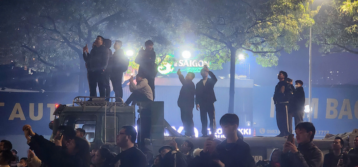 Những chiếc xe tải đỗ dừng bên đường do không thể di chuyển cũng được tận dùng làm chỗ đứng ngắm pháo hoa.