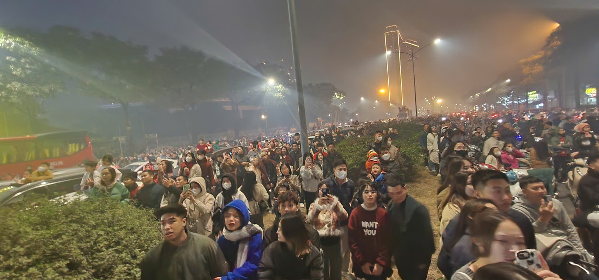 Dải phân cách cây và bê tông "biến" thành dải phân cách người.