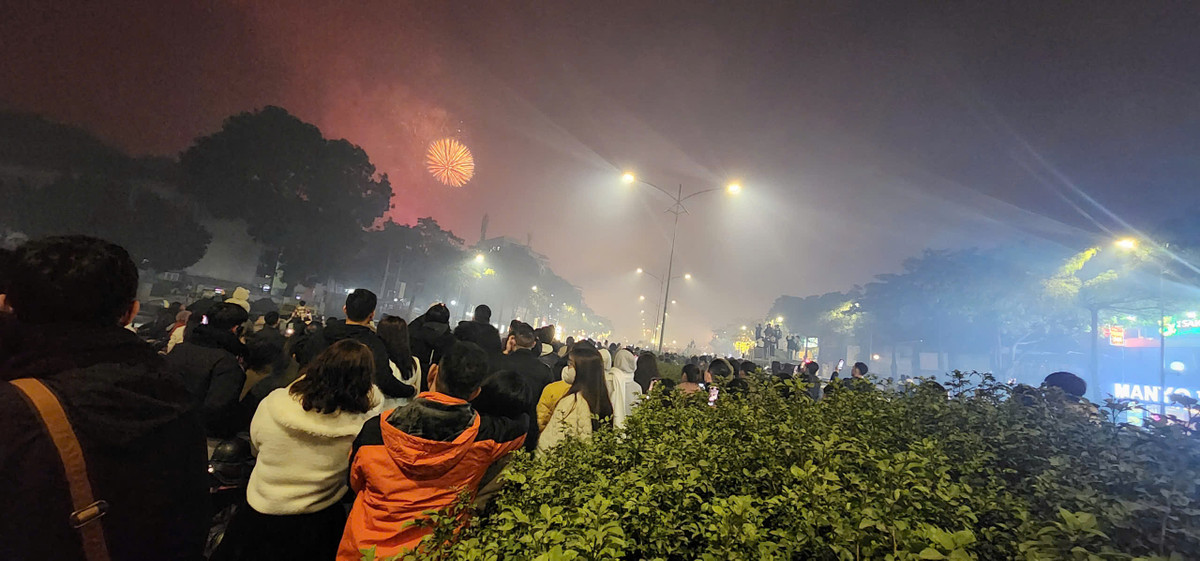 Một số bụi cây dọc dải phân cách tuyến đường Lê Quang Đạo cũng bị "vùi dập", dành chỗ đứng cho người xem pháo hoa.