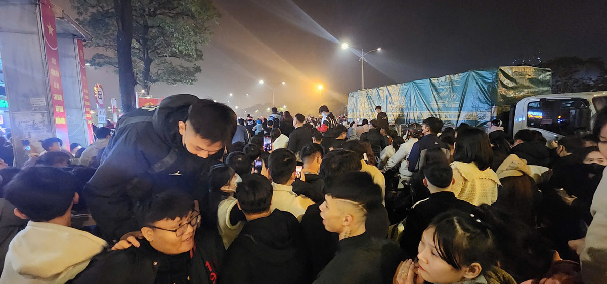 Số đông người chen lấn, xô đẩy để tiếp cận gần hơn khu vực bắn pháo hoa. Một số thanh niên buộc leo, luồn lách qua người nhau để được xem pháo hoa.