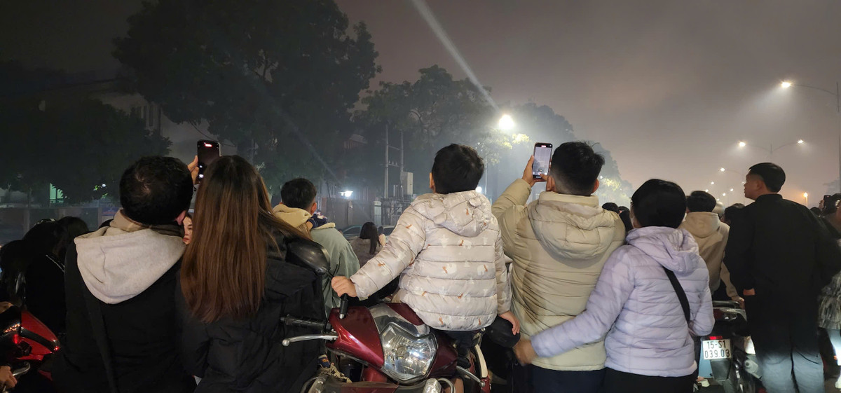 Những cặp đôi, những gia đình nhỏ đã có khoảnh khắc đón năm mới vui vẻ và hạnh phúc từ màn pháo hoa đẹp mắt.