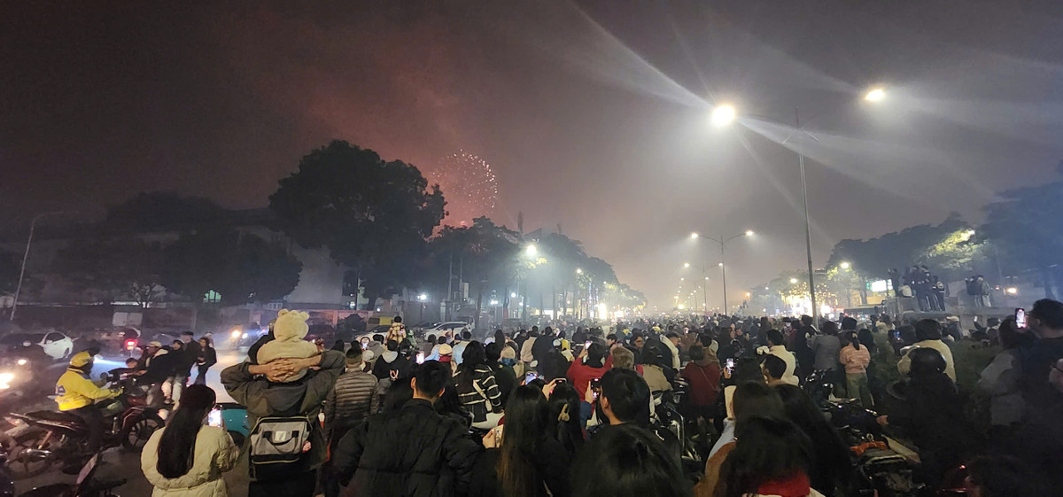 Đúng 00h ngày 1/1/2025, tại đường đua F1 - Nam Từ Liêm, Hà Nội chính thức khai hoả với màn trình diễn pháo hoa chào mừng năm mới 2025 đẹp mặt, tạo ấn tượng cho người xem.