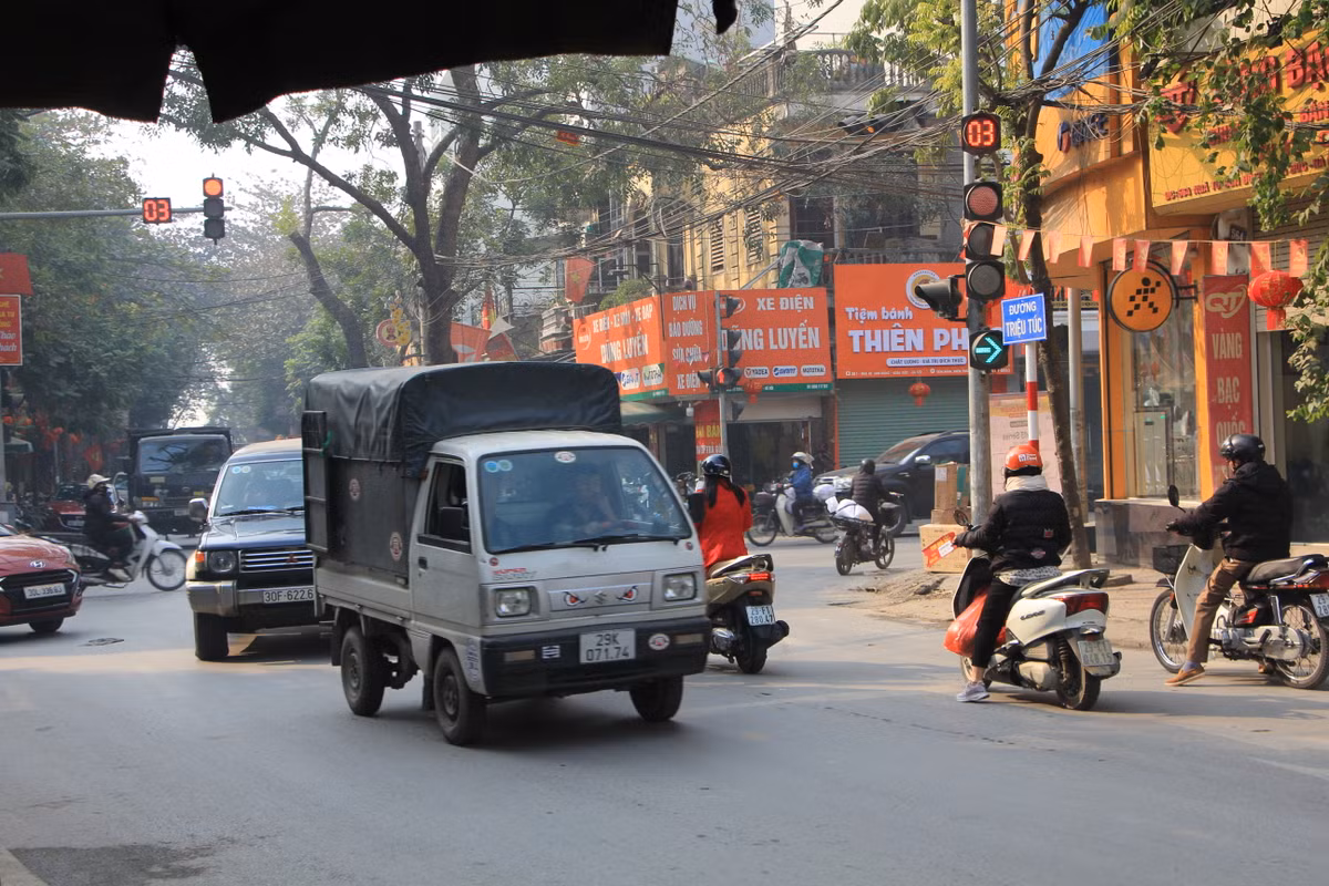 Trung tá Đỗ Trường Quân, Đội trưởng Đội CSGT huyện Hoài Đức cho biết, là một trong những hành vi vi phạm thể hiện ý thức rất kém, lệch chuẩn của một bộ phận người tham gia giao thông hiện nay, tiềm ẩn nguy cơ xảy ra tai nạn giao thông với hậu quả là không thể lường trước. Việc tăng nặng mức xử phạt đối với nhiều hành vi theo Nghị định 168 là phương án phù hợp, giúp tạo sự răn đe, phòng ngừa, tuyên truyền đến từng người dân nhằm nâng cao ý thức tuân thủ pháp luật.