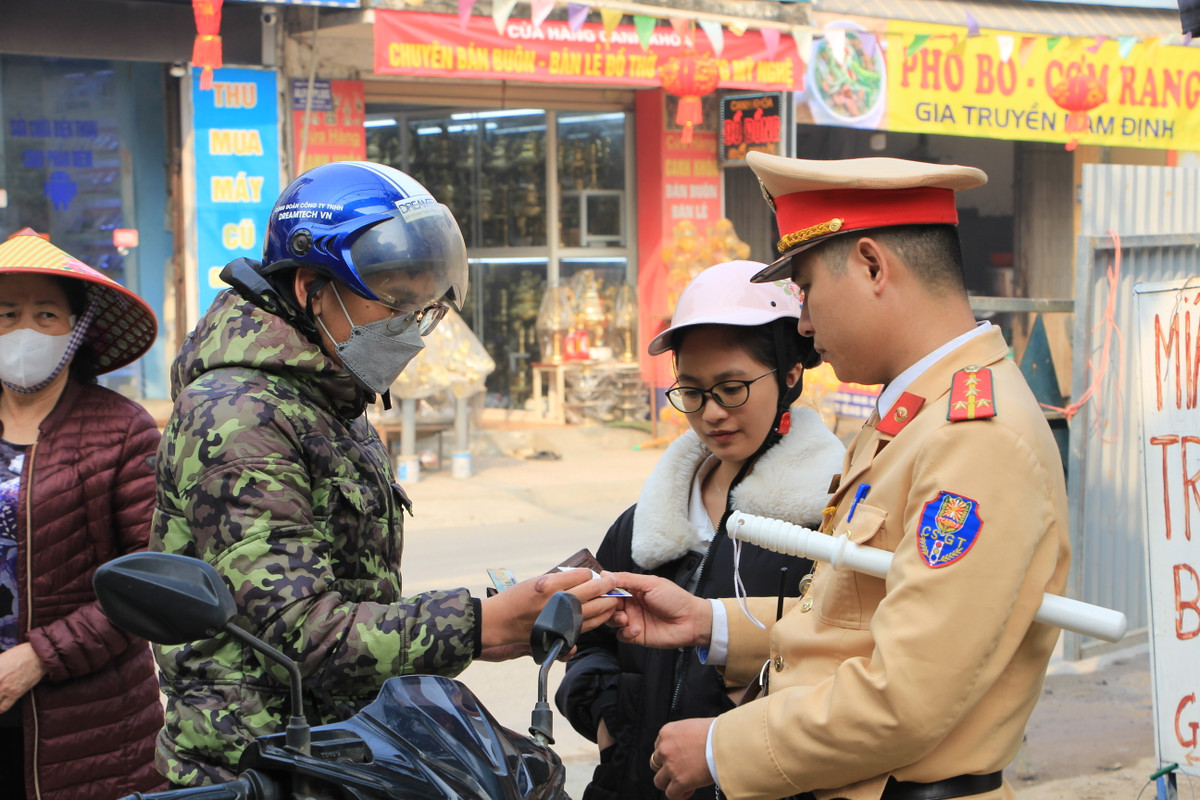 Phần đông trường hợp không tuân thủ tín hiệu giao thông tại ngã tư Sơn Đồng, huyện Hoài Đức đều nắm được sự thay đổi, nâng mức phạt tiền vi phạm giao thông của Nghị định 168/2024/NĐ-CP. Tuy nhiên, chỉ vì thiếu quan sát tín hiệu đèn hoặc "không thấy CSGT" nên cố tình vi phạm.