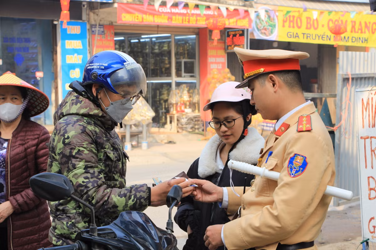 Phần đông trường hợp không tuân thủ tín hiệu giao thông tại ngã tư Sơn Đồng, huyện Hoài Đức đều nắm được sự thay đổi, nâng mức phạt tiền vi phạm giao thông của Nghị định 168/2024/NĐ-CP. Tuy nhiên, chỉ vì thiếu quan sát tín hiệu đèn hoặc "không thấy CSGT" nên cố tình vi phạm.