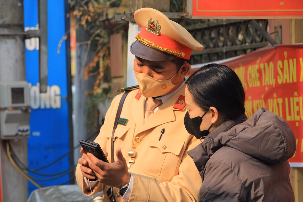 Sáng 3/1, tại tỉnh lộ 422 đoạn ngã tư Sơn Đồng, huyện Hoại Đức, Tổ công tác Đội CSGT huyện Hoài Đức đã tổ chức kiểm soát, phát hiện và xử lý nhiều trường hợp vi phạm về hành vi vượt đèn đỏ. Quy trình nghiệp vụ bảo đảm trật tự ATGT của tổ công tác được thực hiện nghiêm túc, rõ ràng với những hình ảnh thuyết phục người vi phạm.