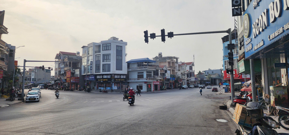 Tại ngã ba Hà Khẩu, hệ thống đèn tín hiệu giao thông tại các điểm đường đã bị hư hỏng nặng, không có dấu hiệu hoạt động. Do đó, người điều khiển phương tiện giao thông vô tư di chuyển, cắt, tạt đầu xe nhau gây tiềm ẩn nguy cơ TNGT.