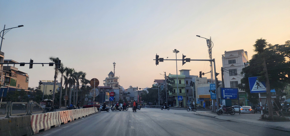 Được biết, tình trạng hư hỏng hàng loạt tín hiệu đèn giao thông ở TP. Hạ Long, tỉnh Quảng Ninh là do hậu quả của cơn bão số 3 để lại. Nhưng sau khi bão đã qua nhiều tháng mà hệ thống đèn giao thông này chưa được sửa chữa. Thậm chí còn rơi vào tình trạng trì trệ, chậm khắc phục.