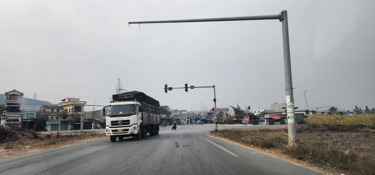 Tại nút giao thông ngã tư Vạn Yên - KCN Việt Hưng, hệ thống đèn tín hiệu giao thông không hoạt động khiến các phương tiện lớn như container, xe tải hạng nặng di chuyển trên tuyến đường Quốc lộ 279 mà không phải dừng quan sát do đèn hỏng.