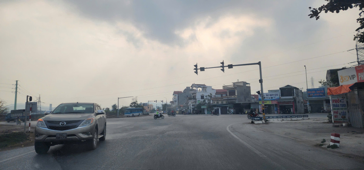 Nhiều trường hợp phương tiện đấu đầu nhau, suýt xảy ra va chạm giao thông tại ngã tư Vạn Yên - KCN Việt Hưng vì hệ thống đèn ở các điểm đầu đường đều bị tắt.