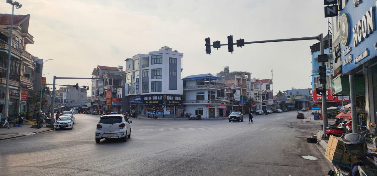 Ghi nhận của PV Báo Tri thức và Cuộc sống, hệ thống đèn tín hiệu giao thông tại nhiều tuyến đường của TP. Hạ Long, tỉnh Quảng Ninh đang rơi vào tình trạng hư hỏng, không hoạt động khiến người tham gia giao thông đứng trước nguy cơ tai nạn. Đáng chú ý, từ khi Nghị định 168/2024/NĐ-CP có hiệu lực từ ngày 1/1/2025 càng khiến người dân lo ngại về mức xử phạt vượt đèn nếu phạt nguội.